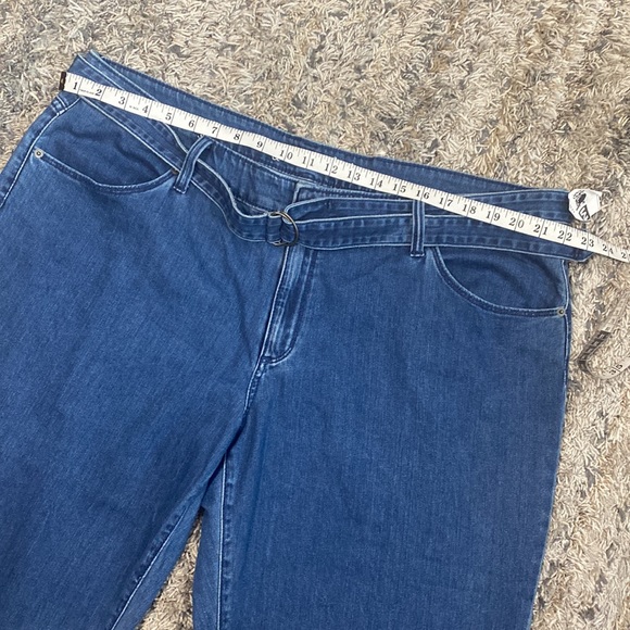 Universal thread, wide leg, crop soft denim medium wash, jeans, size 22 w/ belt - Picture 4 of 11